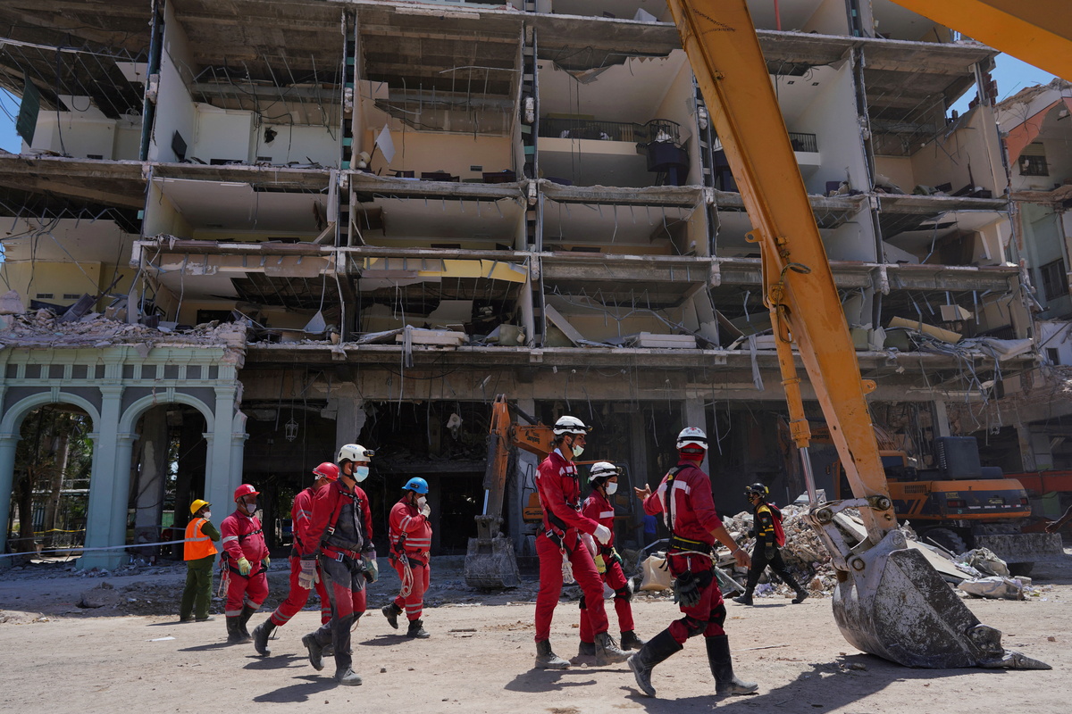 Cubanos rinden homenaje a las 46 víctimas mortales de explosión en hotel | Reuters