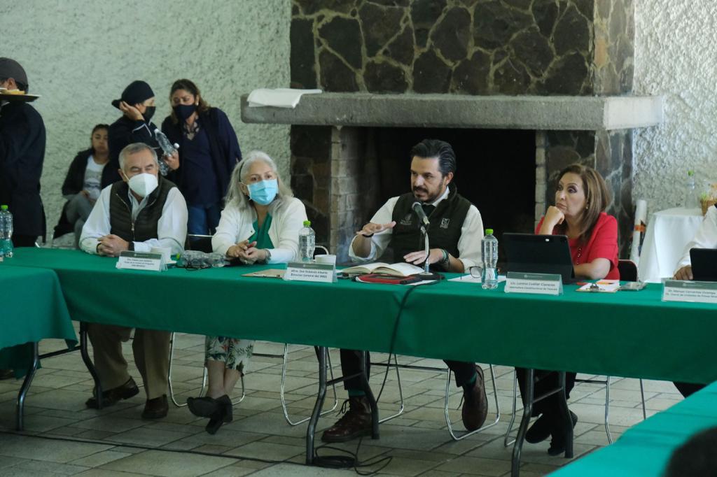 El director general del IMSS hablando en la reunión. (Especial)