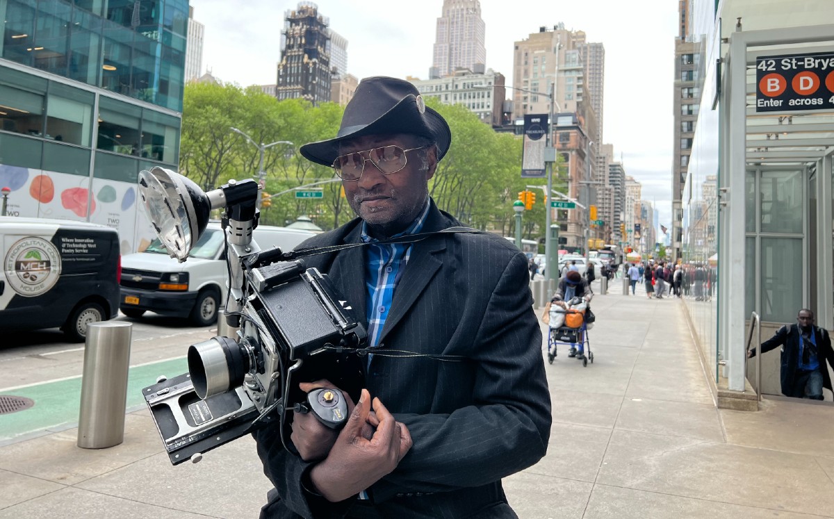 Louis Mendes, tiene 82 años y toma fotos a diario en Nueva York | EFE