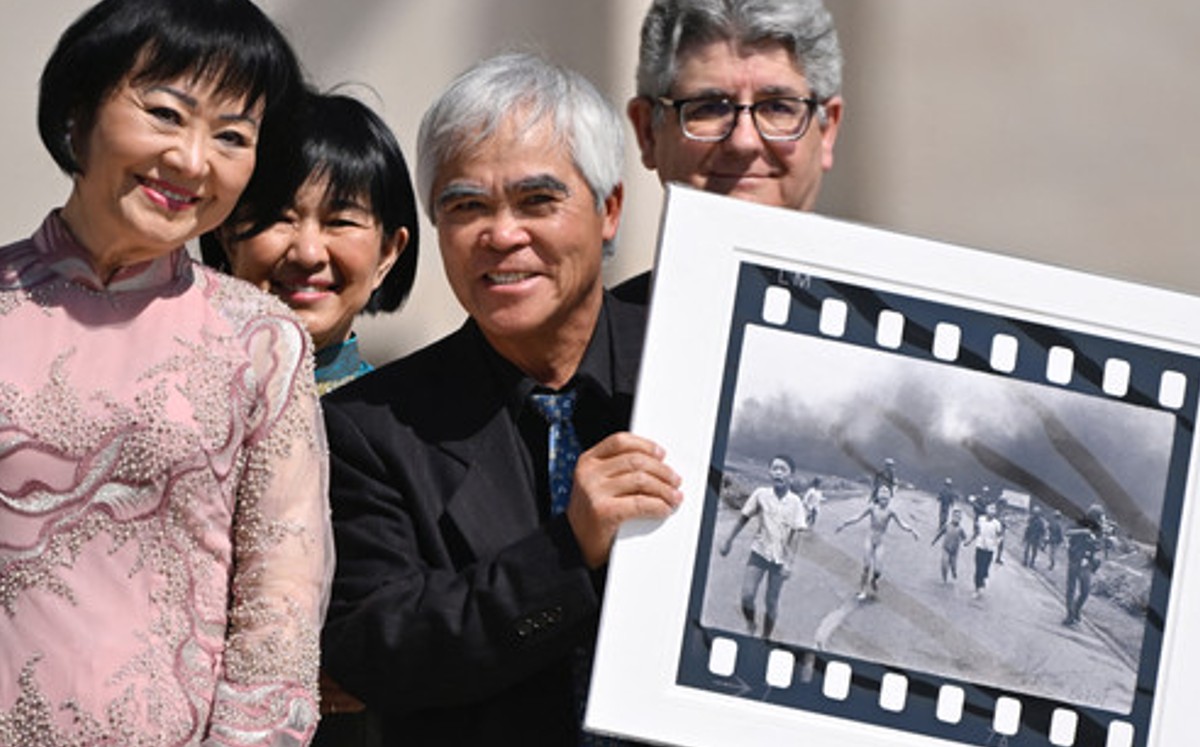 Nick Ut junto a Kim. (AFP)