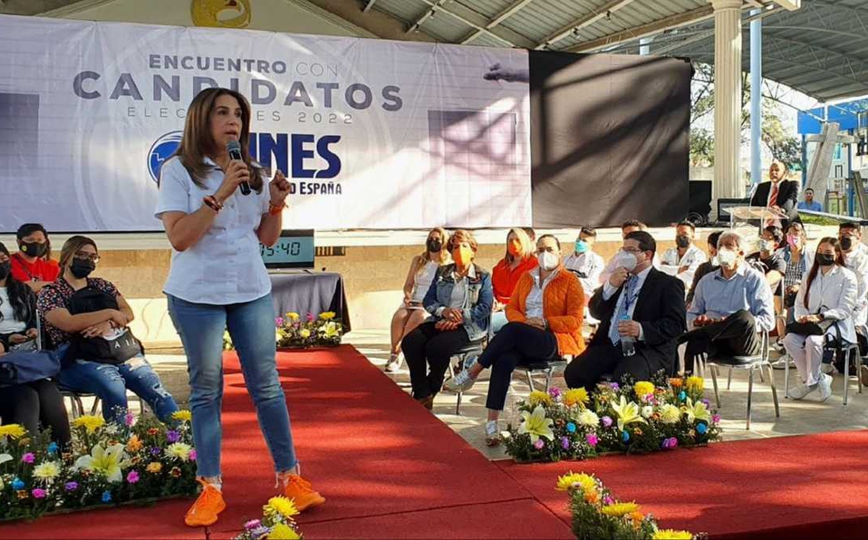 Paty Flores asistió a un foro organizado por la UNES. | Especial