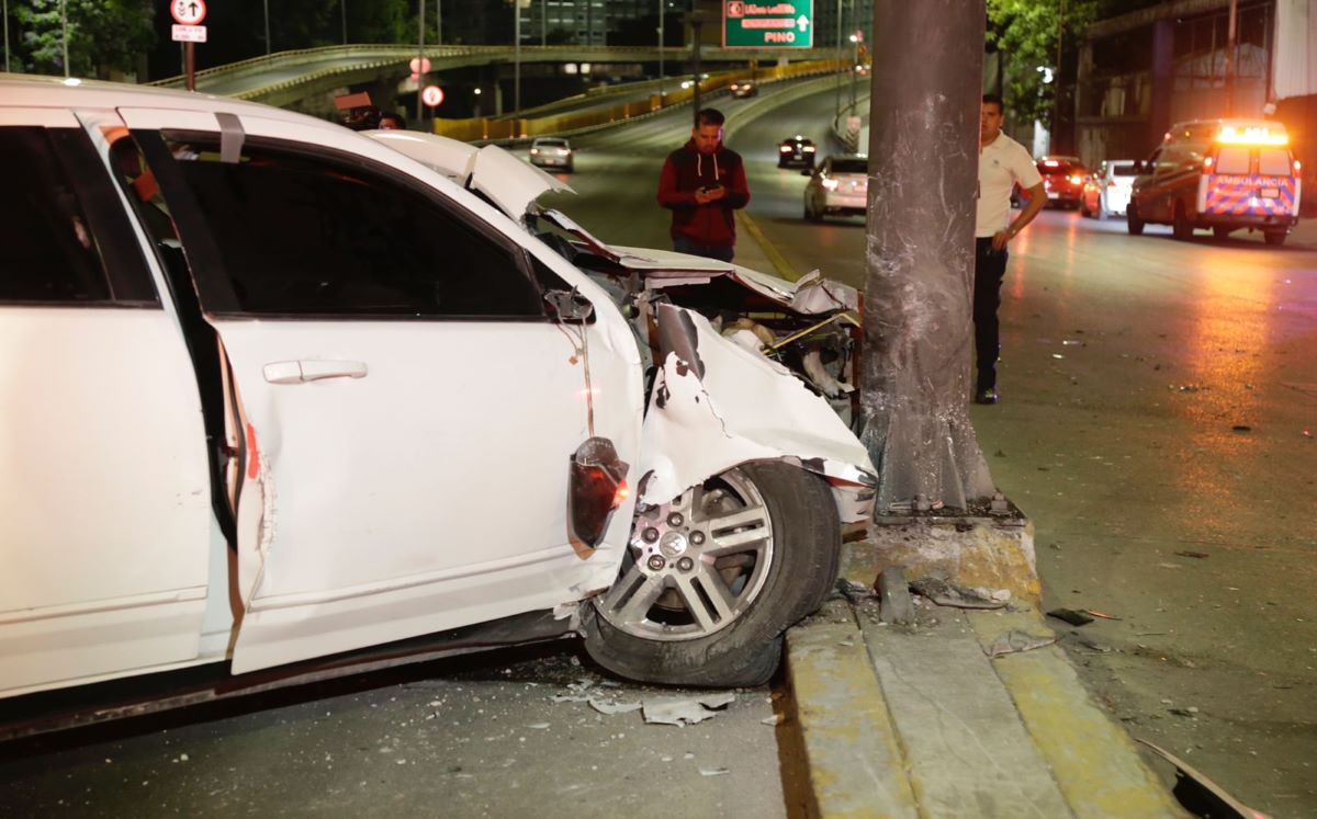 Policía de Investigación choca en Circuito Interior. | Enrique Luna