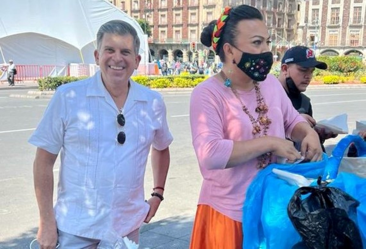 Ricardo Sheffield comió en el puesto de Lady Tacos de Canasta. | Twitter @SheffieldGto