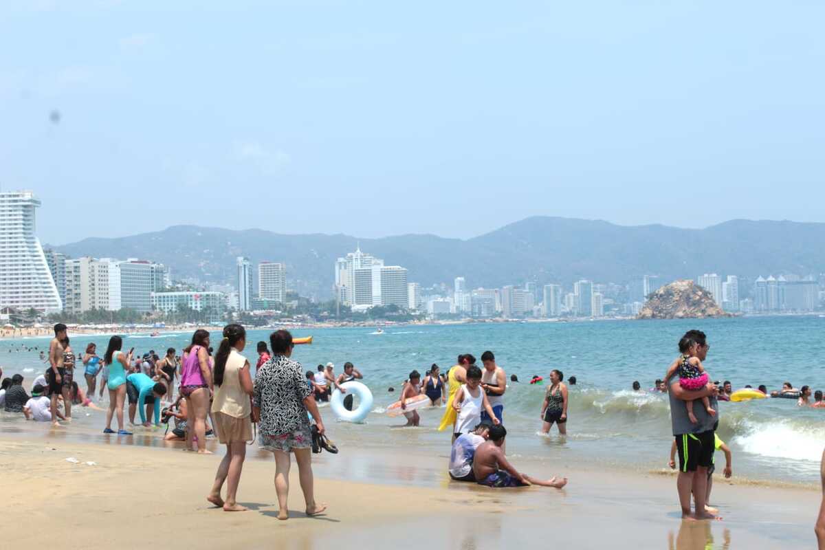 Turistas disfrutan de las playas de Guerrero. (Javier Trujillo)