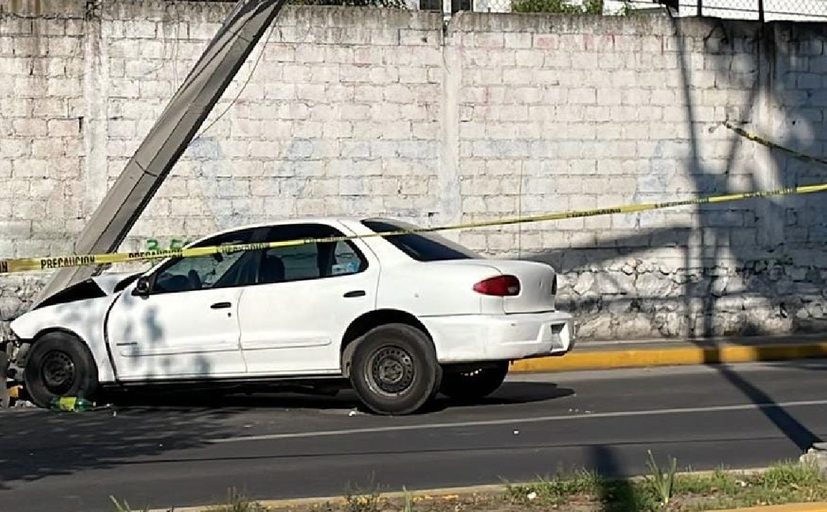 Por el accidente permanece cerrada la vialidad con dirección al centro de este municipio. (Especial)