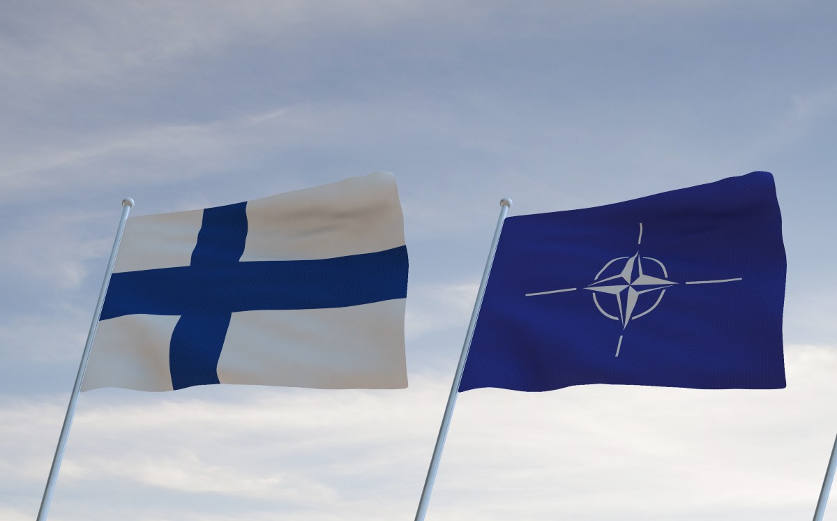 Bandera de Finlandia y de la OTAN | Shutterstock