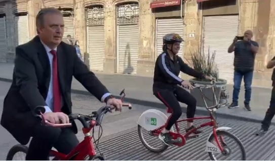 Ebrard celebra aniversario de “Muévete en bici” | Twitter @m_ebrard