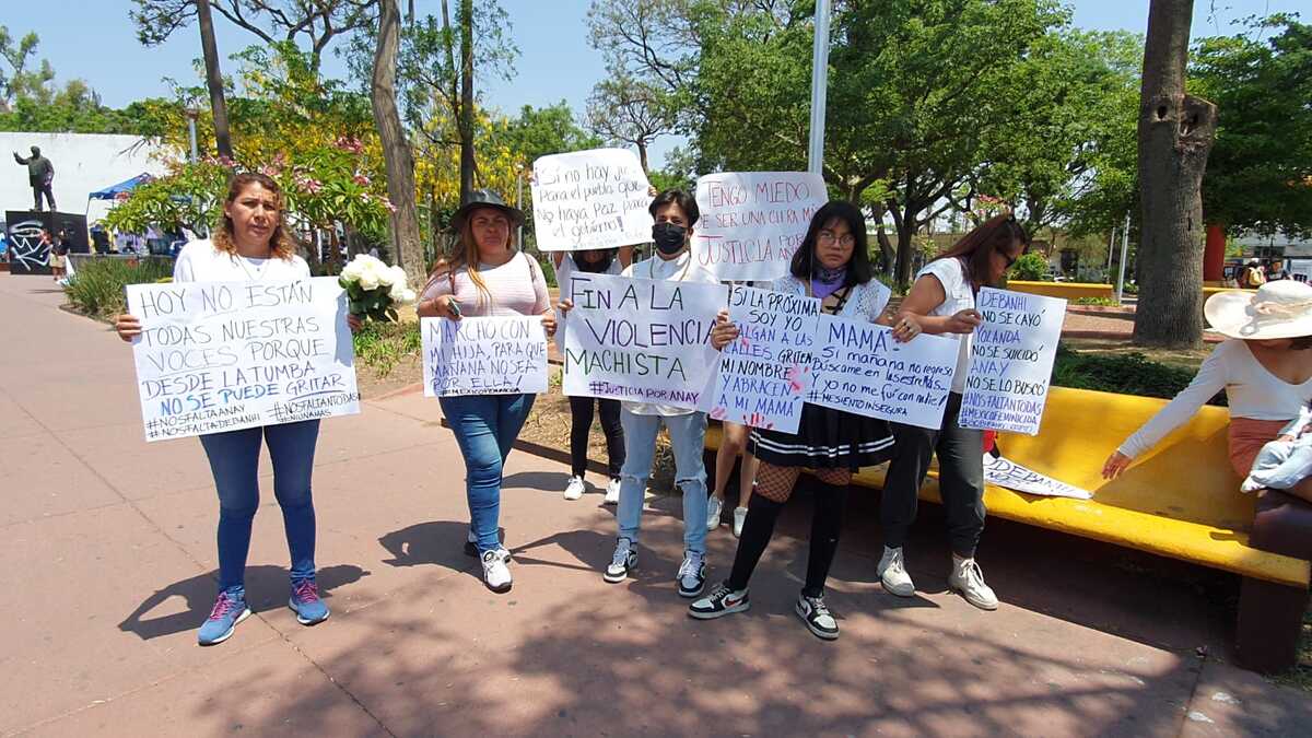 Familiares y amigos para marchar hacia Palacio de Gobierno y exigir el esclarecimiento del crimen. (Juan Munguía)