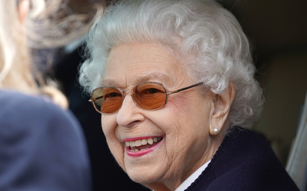 La reina Isabel II reaparece tras problemas de salud (AP).