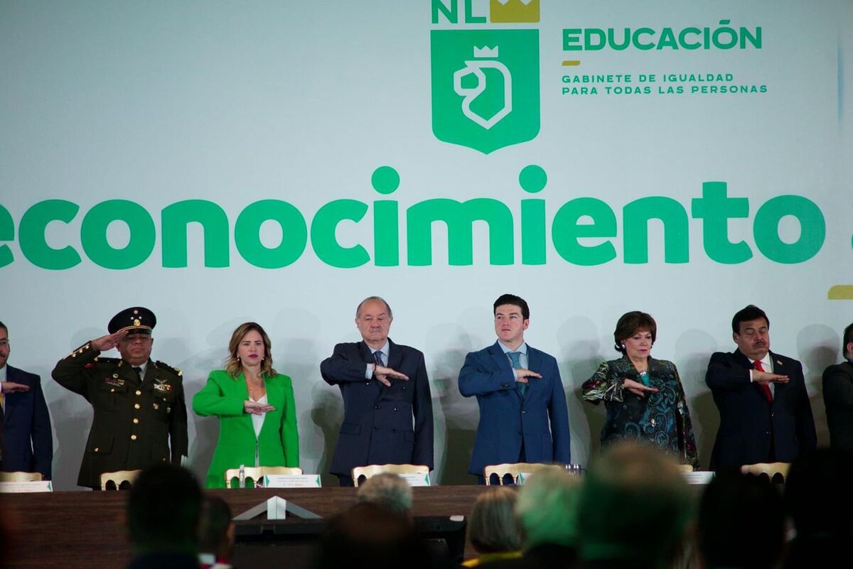 Samuel García reconoció a un grupo de maestros por su trayectoria. Foto: Especial