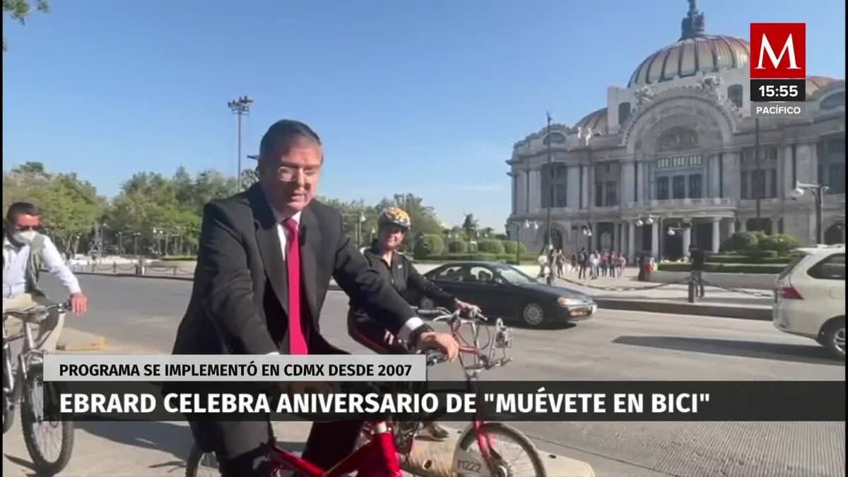 Con viaje en bicicleta, Ebrard celebra aniversario de "Muévete en Bici"