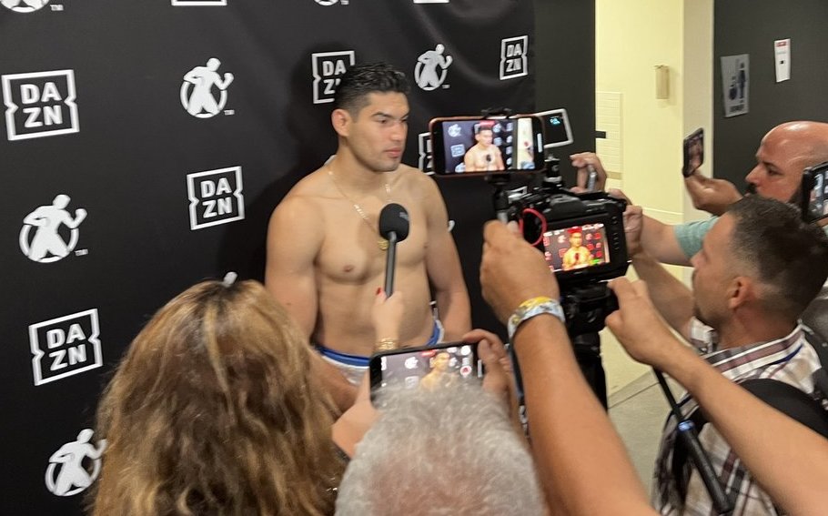 'Zurdo' Ramírez derrota a Boesel y va por Dmitry Bivol con todo y 'recadito' (Twitter @GoldenBoyBoxing)