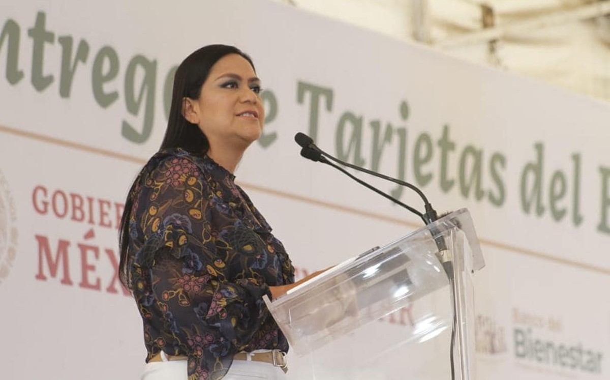 Ariadna Montiel entrega tarjetas del Banco del Bienestar a beneficiarios de programas. | Facebook
