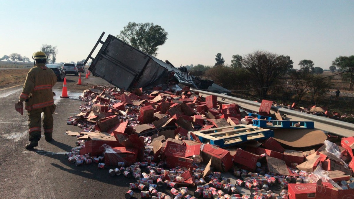 El choque ocurrió sobre la autopista a México en el kilómetro 411 en el municipio de La Barca. (Cortesía)