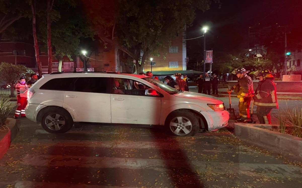 Elementos del cuerpo de Bomberos acudieron al lugar para las maniobras de limpieza. | Ramón Ramírez