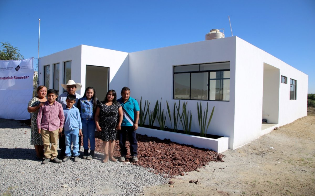Entregan casa nueva a familia damnificada por socavón en Puebla | Especial