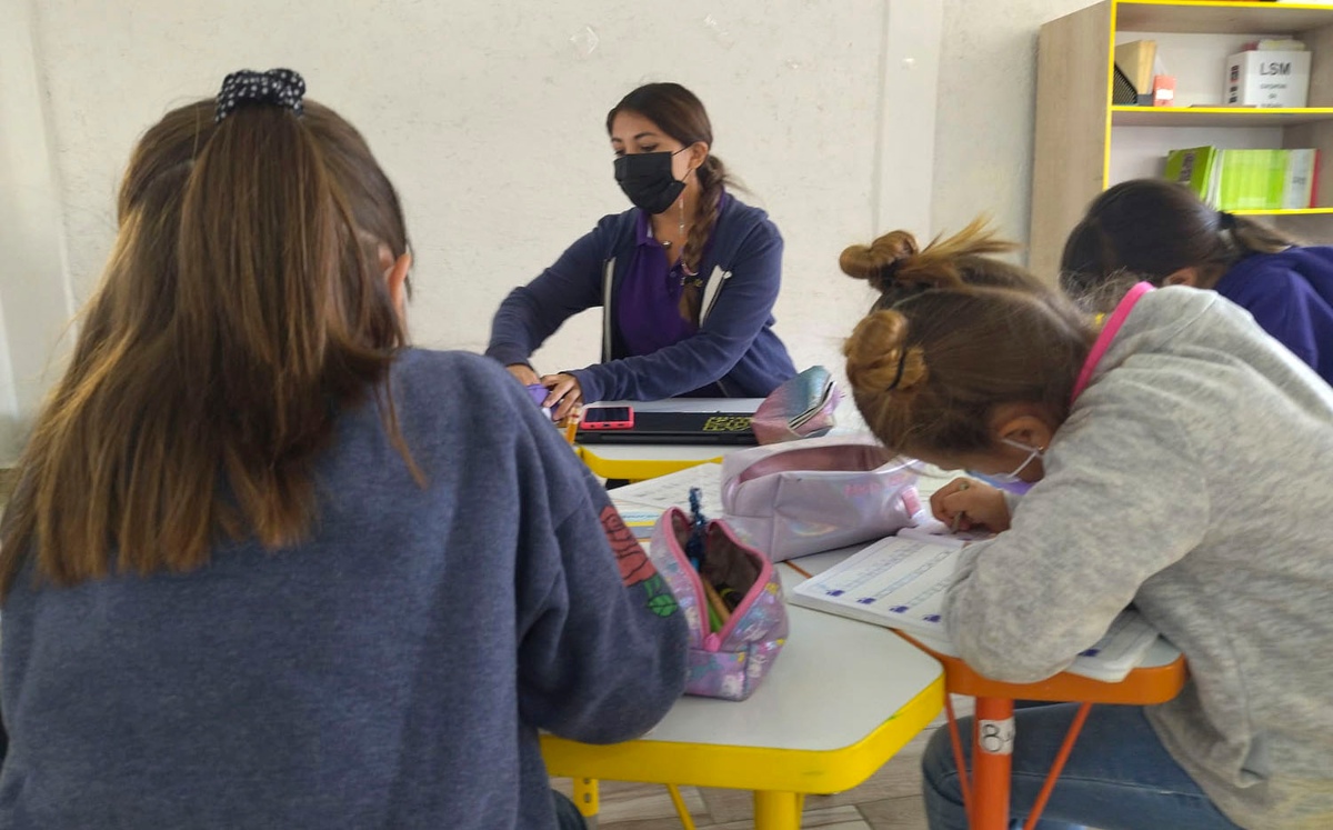 Otorgan estímulo de 23 días, bonos y reconocimientos a docentes en Puebla | Jaime Zambrano