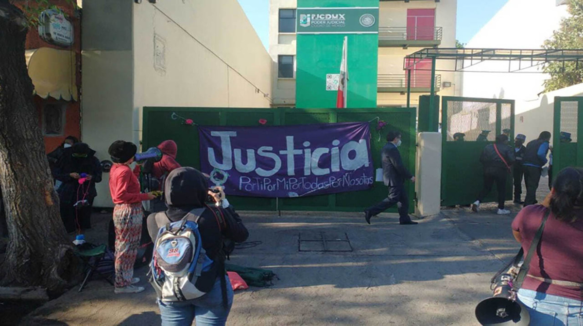 Piden liberación de mujeres que ocuparon edificio de la CNDH