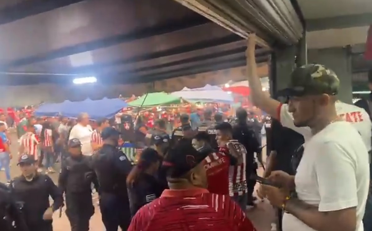 Se registraron conatos de bronca en el Estadio Jalisco (Jesús Hernández)