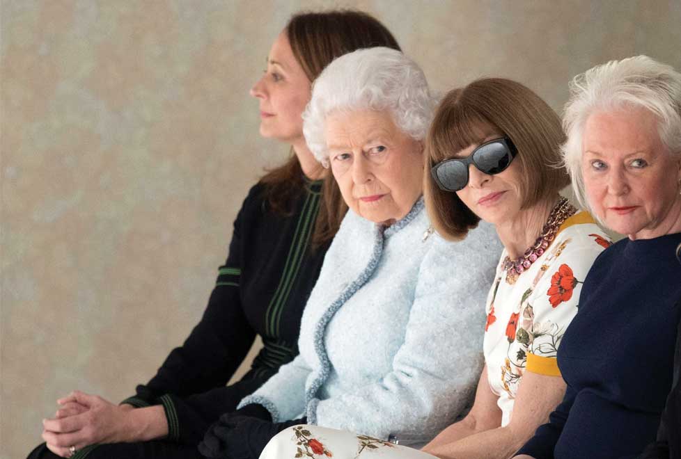 La Reina del Reino Unido y la editora de Vogue durante el desfile del diseñador Richard Quinn