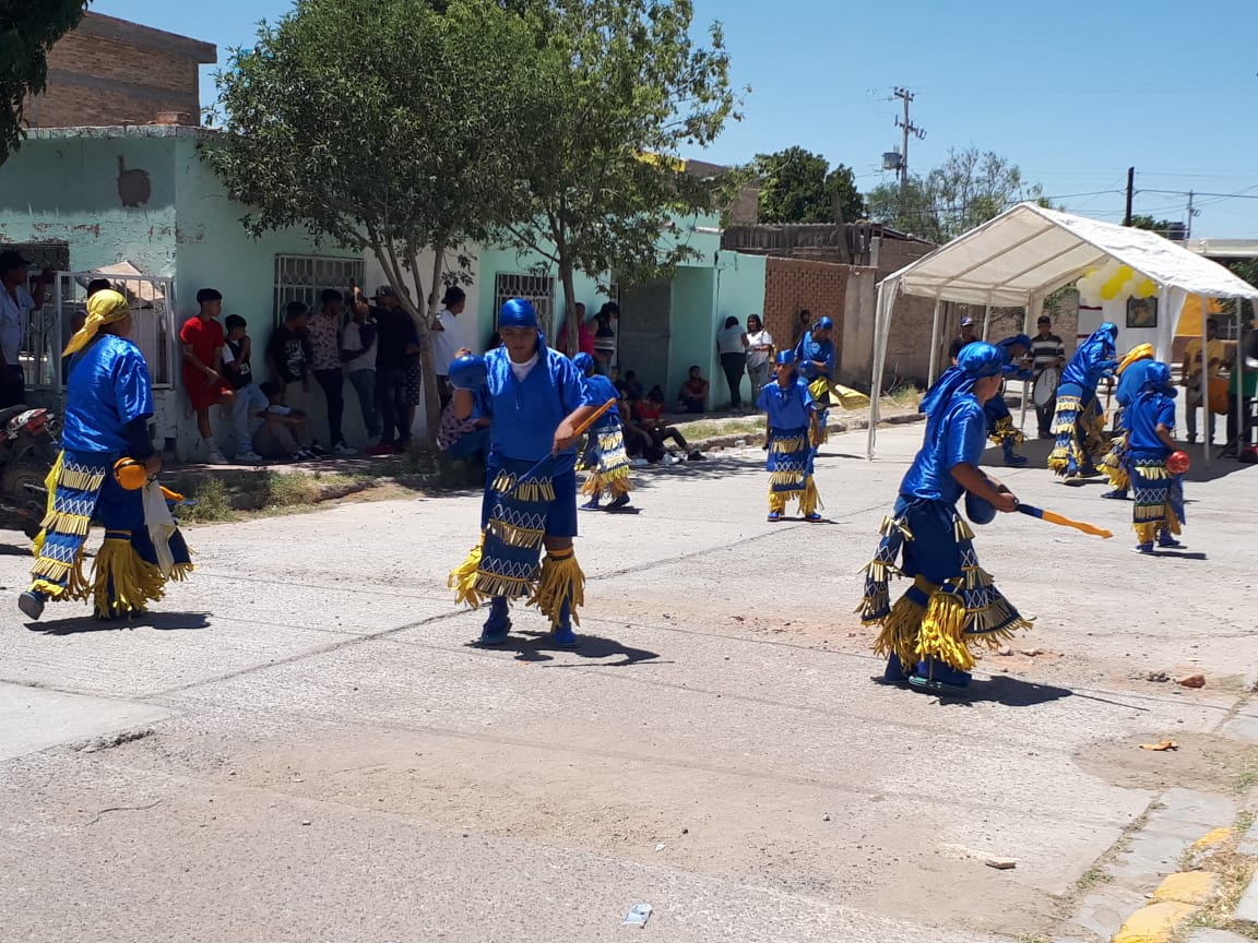 Es tradición de algunos agricultores, llevar danza en honor a San Isidro a sus parcelas, para que el santo mande la lluvia. | Especial