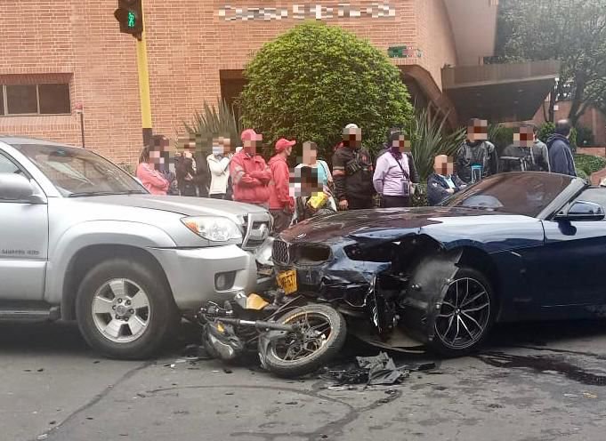 Los vehículos quedaron afectados en Bogotá, Colombia. | @SeguridadBOG