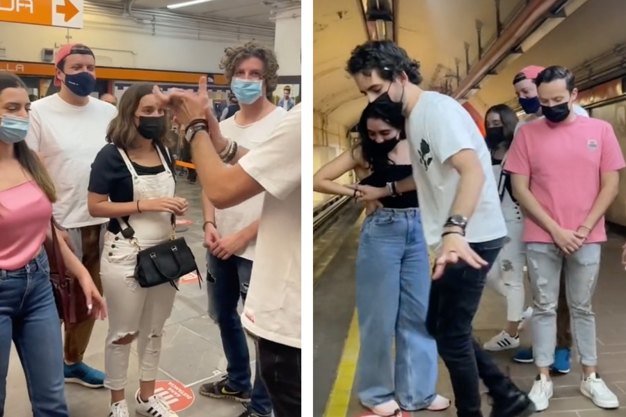 Whitexicans aprenden a usar el metro de la CdMx. / Especial.