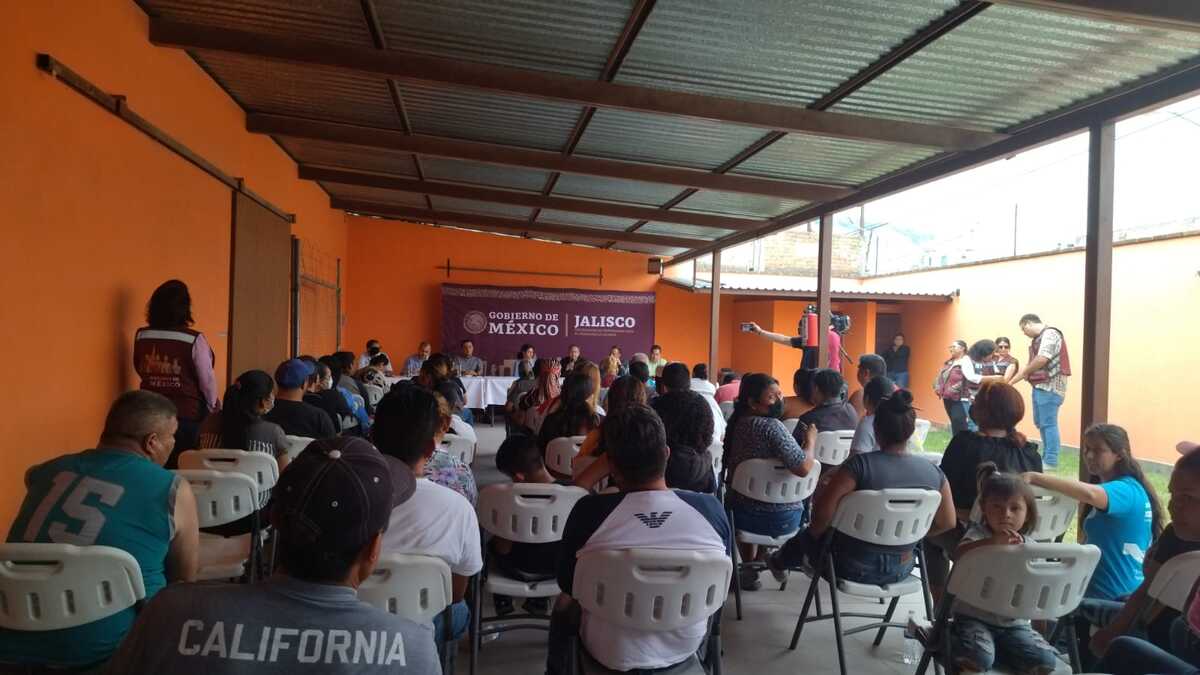 Autoridades federales se reúnen con vecinos desalojados de Zapopan (Usi Toledo)