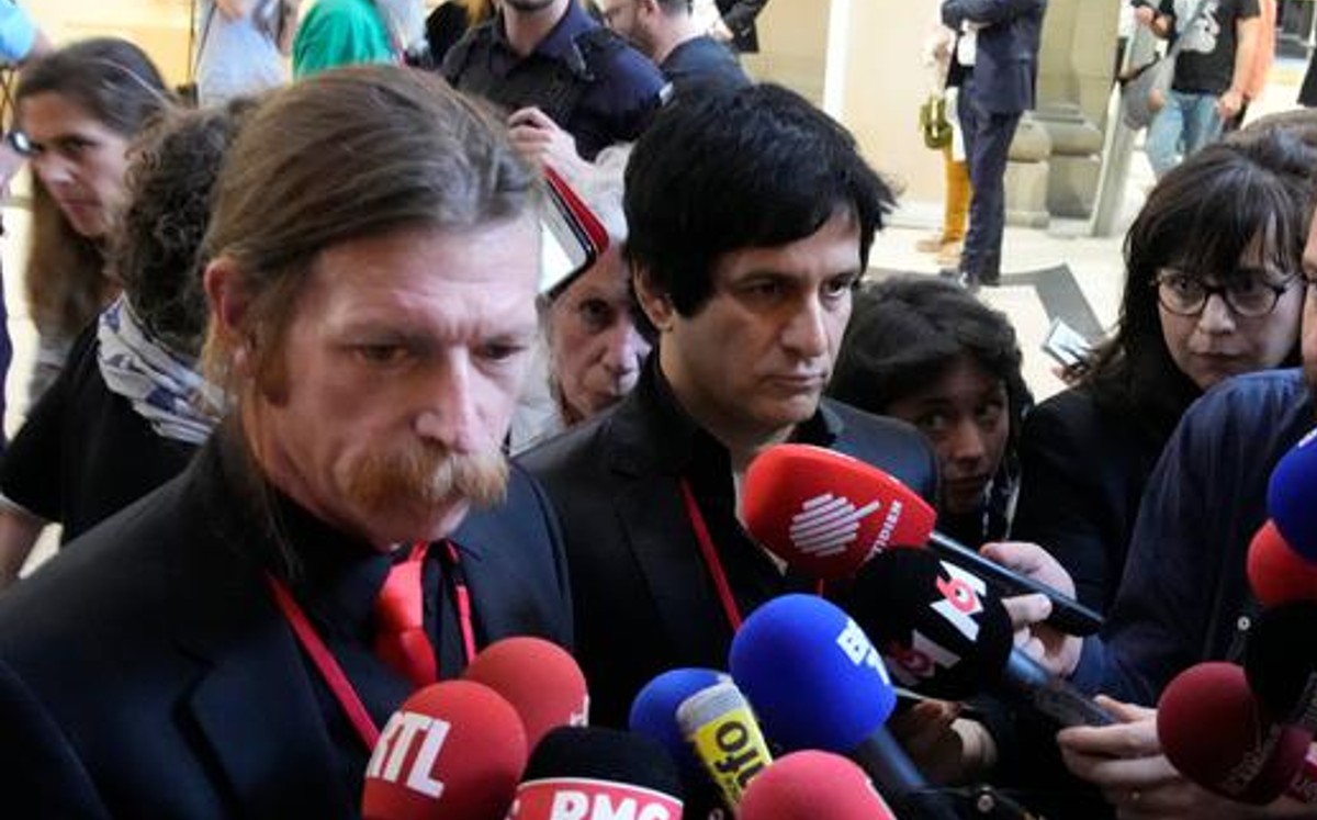 El cantante Jesse Hughes y el guitarrista Eden Galindo. (AP)