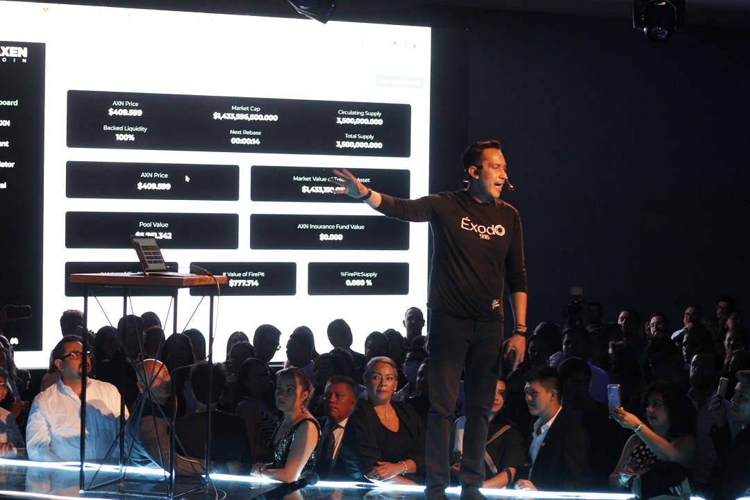 Dante Eludier en el lanzamiento de AxenCoin, la primera criptomoneda mexicana. (Cortesía)