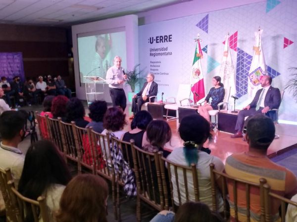 El funcionario invitó a los universitarios a ser embajadores en el cuidado del agua. S. González
