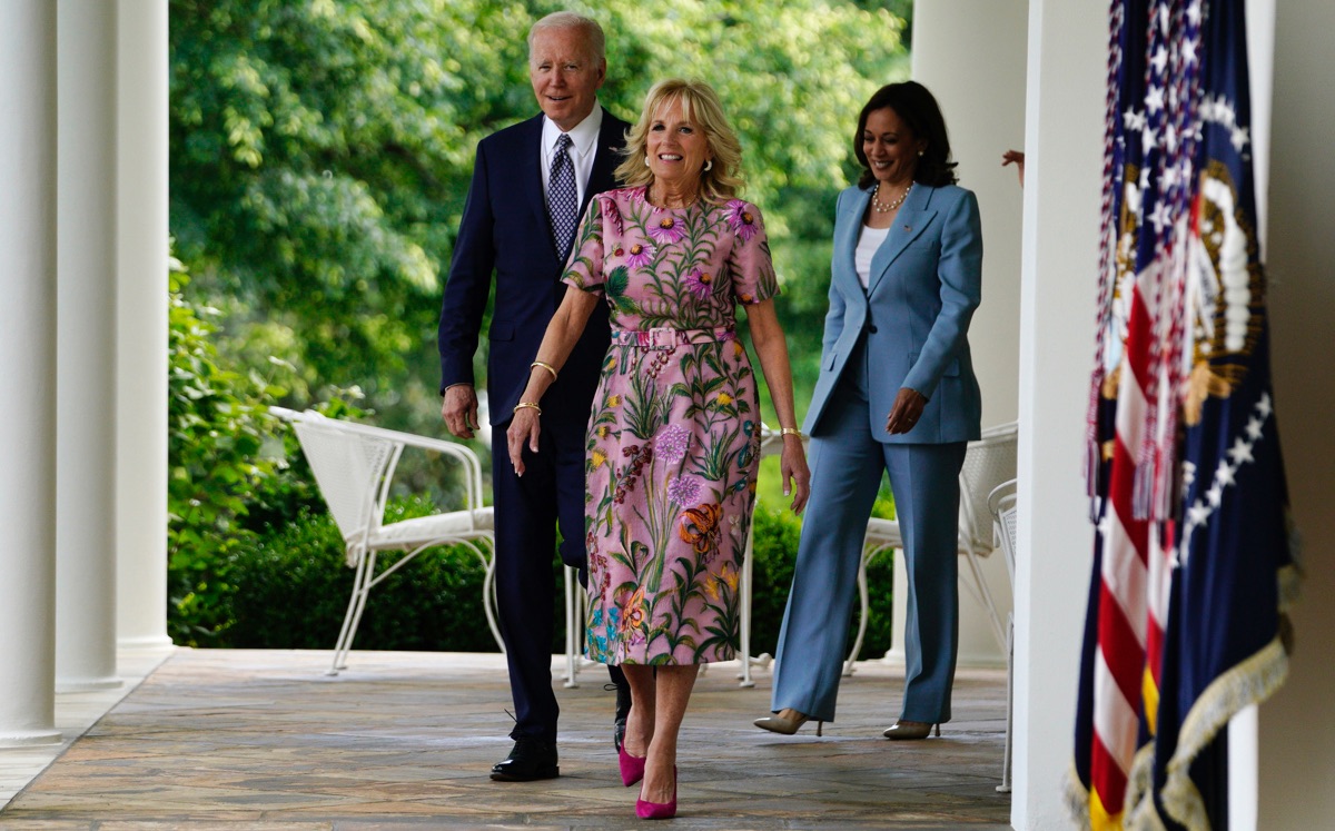 Jill Biden, primera dama de EU, camina en la Casa Blanca. (EFE)