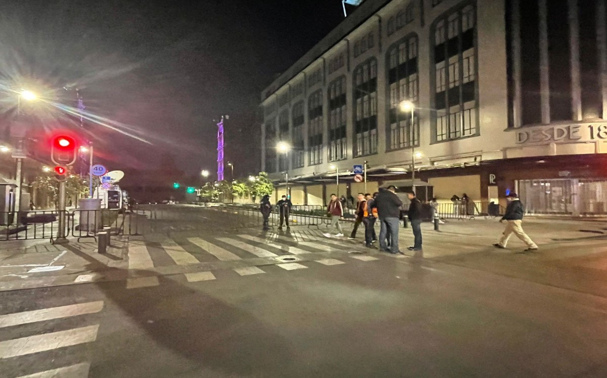 Desde la madrugada, la policía capitalina preparó las vallas de contención.| César Velázquez