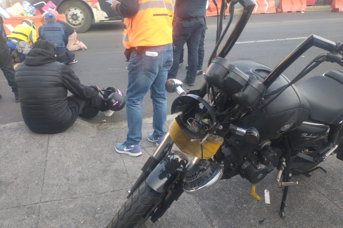 El motociclista atropelló al peatón en la avenida Tláhuac. | CarlosTejeda