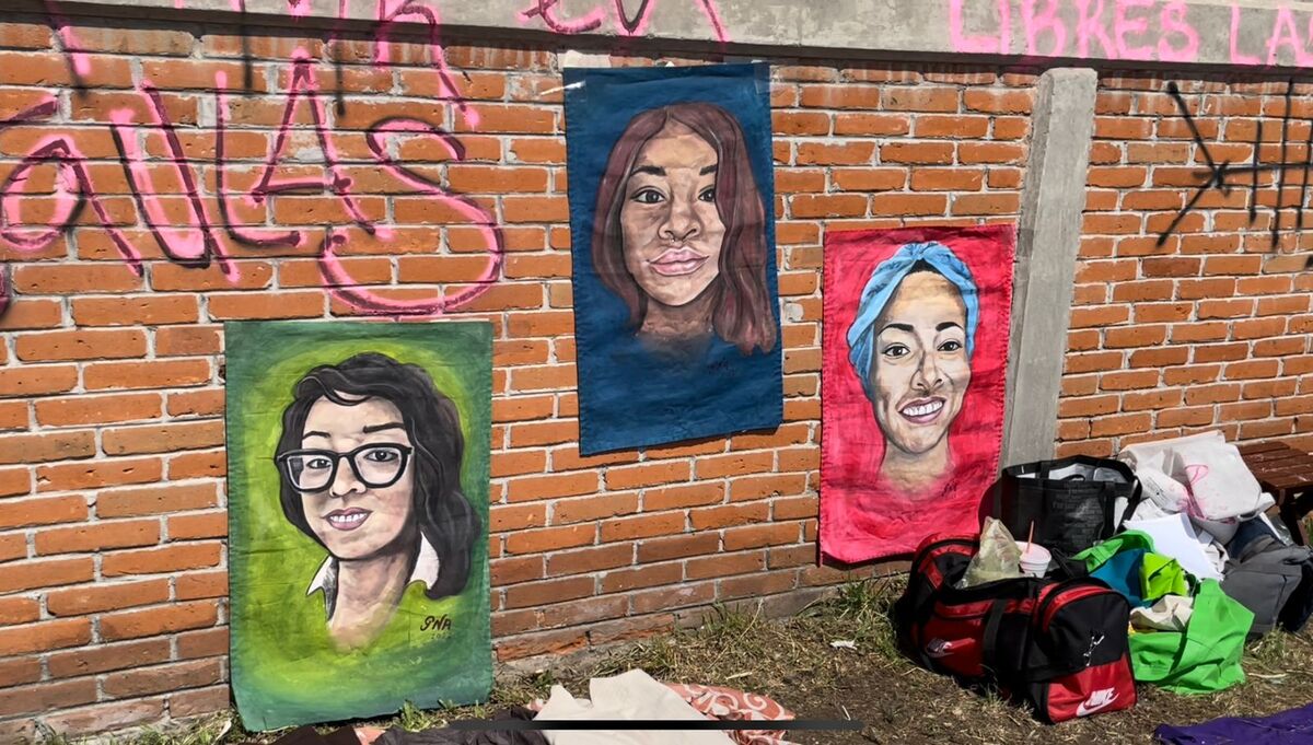 Pinturas de las tres mujeres detenidas en instalaciones de la CNDH en la CdMx. (Especial)