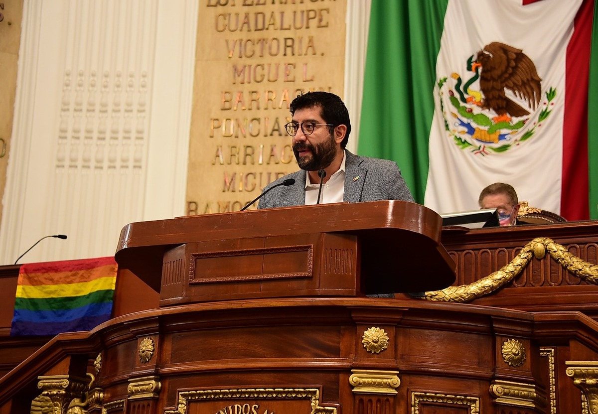 Royfid Torres frente a la fiscalía pidiendo el padrón para agresiones contra comunidad LGBT+