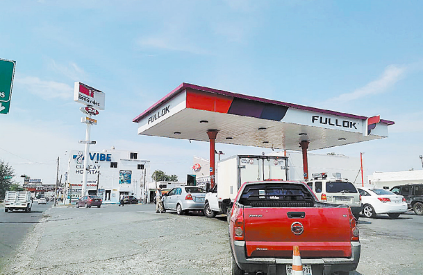 En la avenida López Mateos, en Guadalupe, una gasolinera tenía buena afluencia. JORGE LÓPEZ