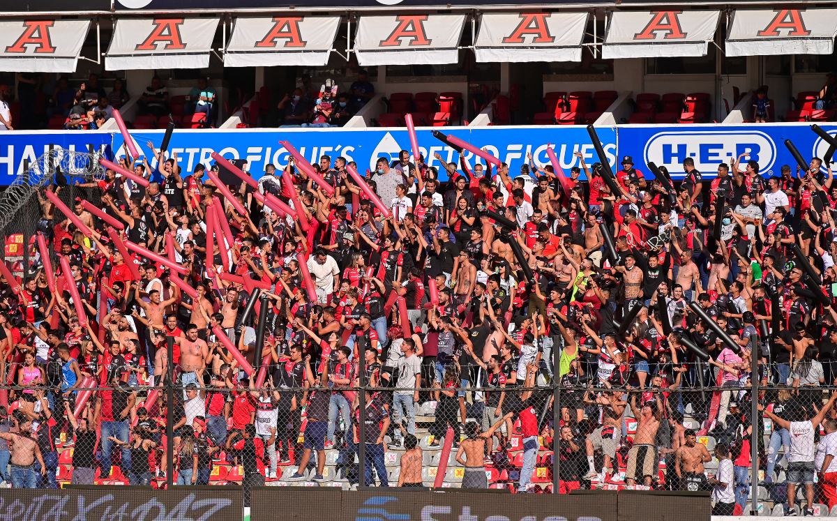 Detienen en Jalisco a tres aficionados por participación en riña de Querétaro (Imago7)