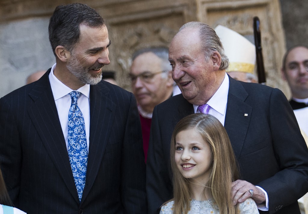 Juan Carlos I, rey emérito de España junto a Felipe VI y la princesa de Austrias, Leonor, en 2018. (AFP / Archivo)