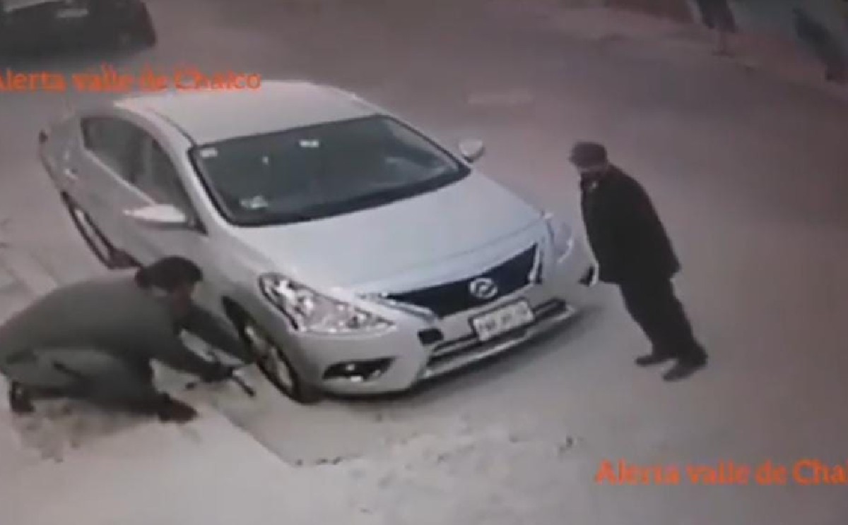 La cámara captó como roban las llantas (Especial)