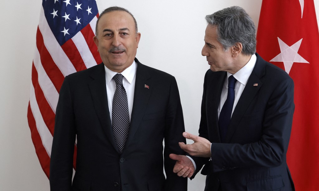 El ministro de exteriores de Turquía, Mevlüt Çavusoglu, junto a su homólogo estadunidense, Antony Blinken. (AFP)