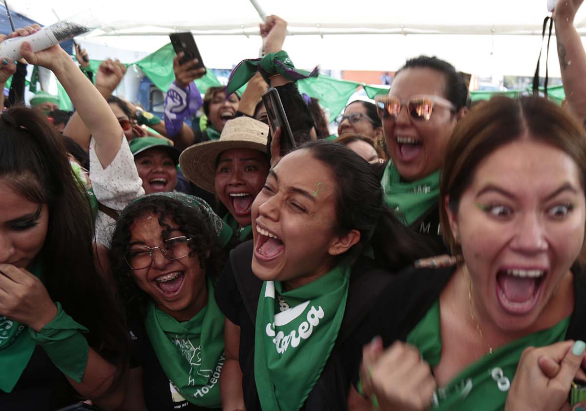 Mujeres celebraron la despenalización del aborto en Guerrero. (EFE)