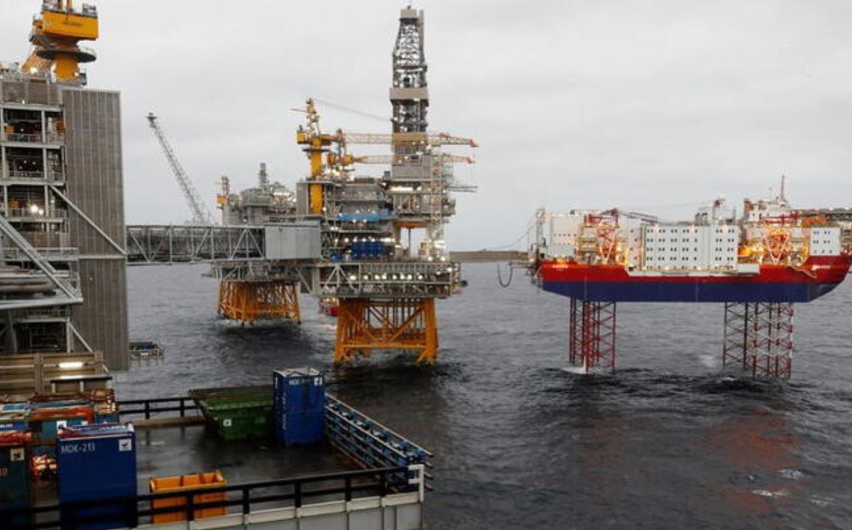 Plataformas del campo petrolero Johan Sverdrup de Equinor y plataforma elevadora de alojamiento Haven, en Mar del Norte. Foto: (Reuters)