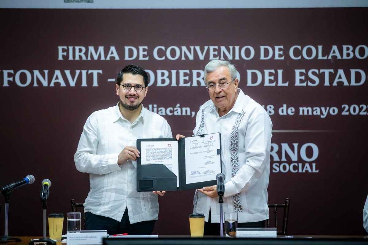 Rubén Rocha Moya y Carlos Martínez Velázquez en firma de convenio del Infonavit