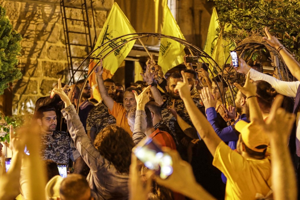Simpatizantes de Hezbolá celebrando en las calles tras las elecciones legislativas en Líbano. (AFP)
