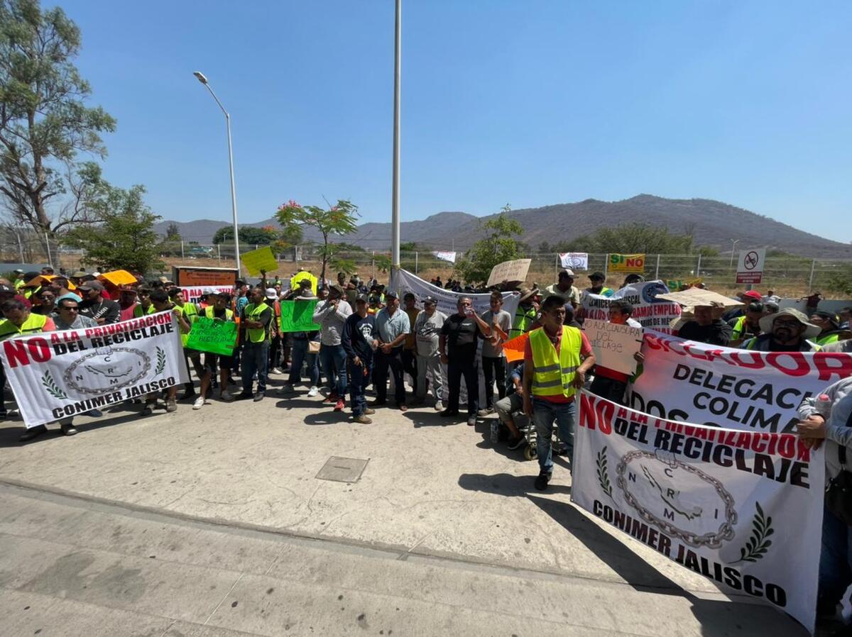 Más de 150 trabajadores se manifestaron de forma pacífica a las afueras del Centro Administrativo de Tlajomulco