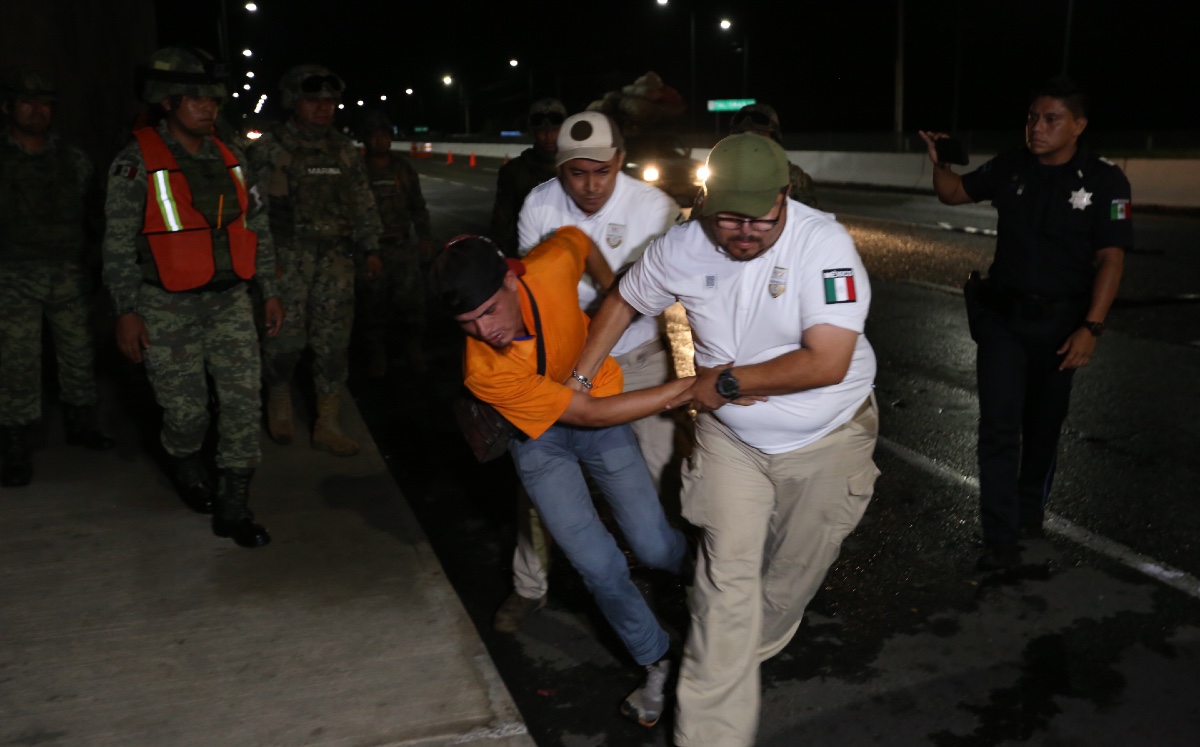 Agentes de INM detienen a migrante. (Nelly Salas)