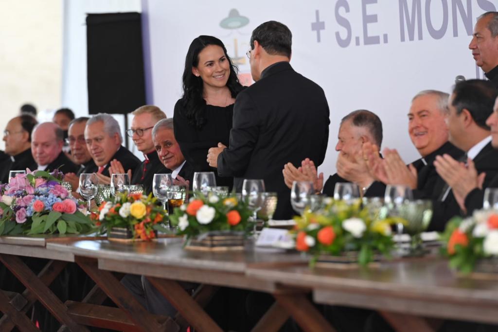 Alejandra Del Moral asistió a la ceremonia de Profesión de fe del nuevo arzobispo de Toluca, en representación del gobernador Alfredo Del Mazo.