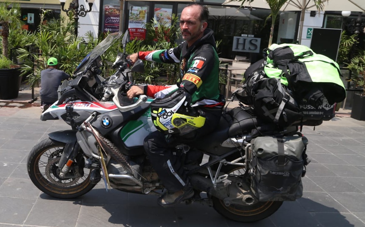 https://cdn.milenio.com/uploads/media/2022/05/19/biker-busca-cruzar-continente-moto.jpg