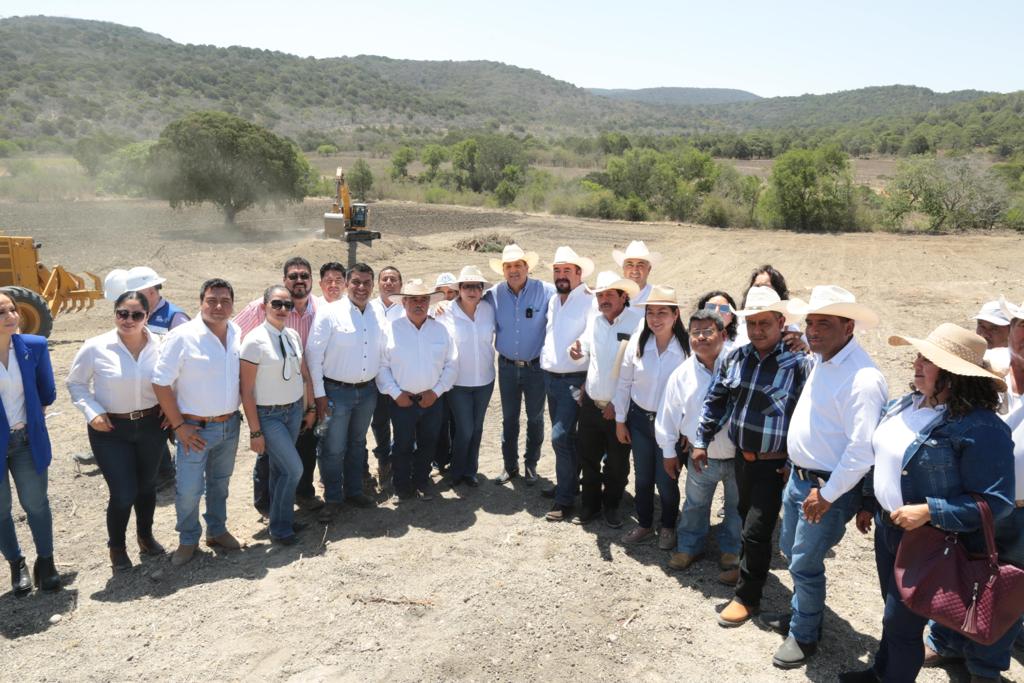 El gobernador del estado junto autoridades locales. (Especial)